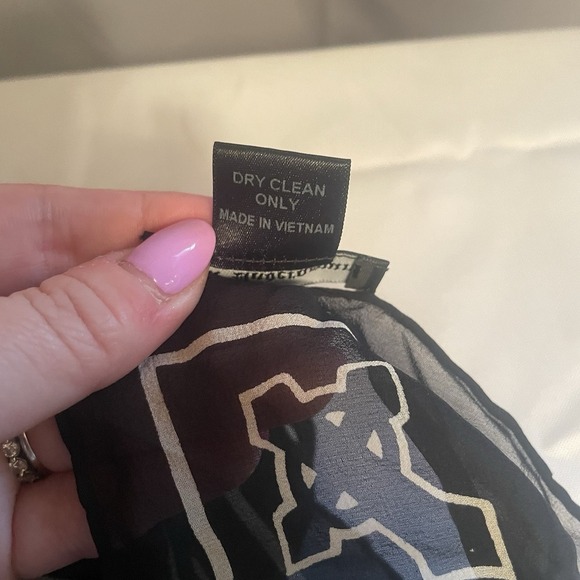 Royal Underground 100% Silk Scarf Black White Hindu Om Sign Design 44" X 42" - Picture 8 of 8